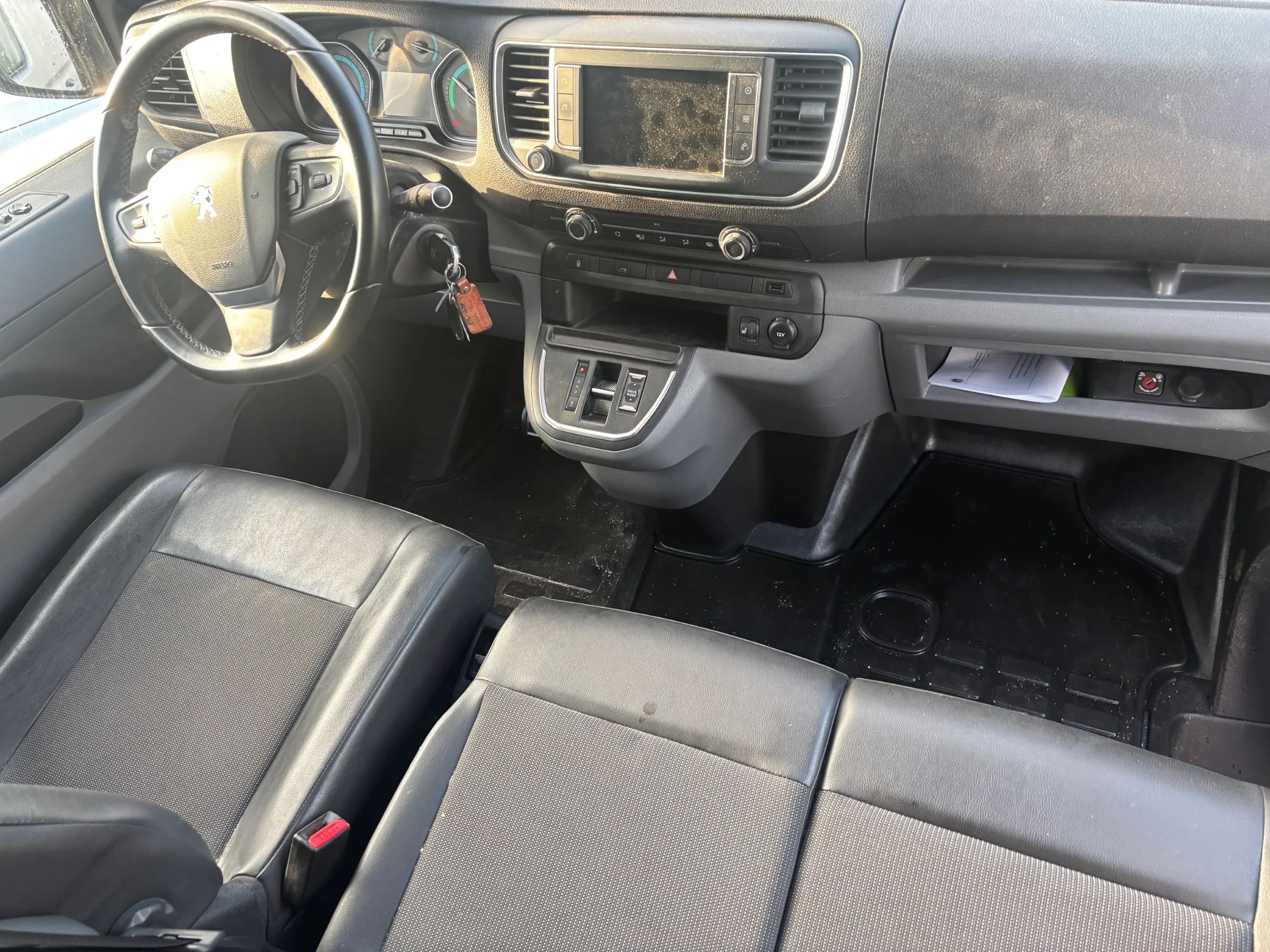 Peugeot e-Expert 75 kWh L2 136hk Drag 360-kamera BLIS MOMS – bild 8 av 11