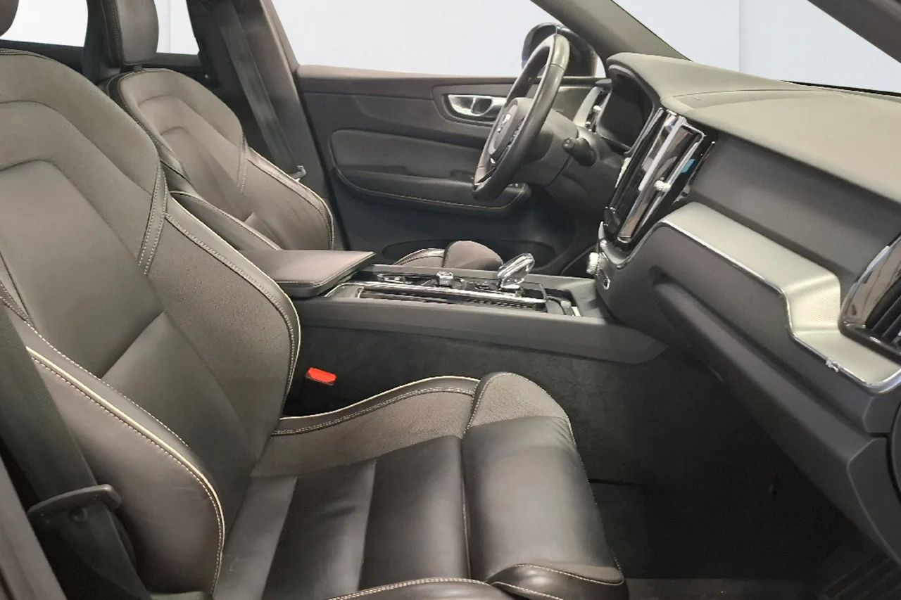 Volvo XC60 Recharge T6 AWD Plus Dark Edition 350hk Pilot BLIS Kamera MOMS – bild 7 av 11