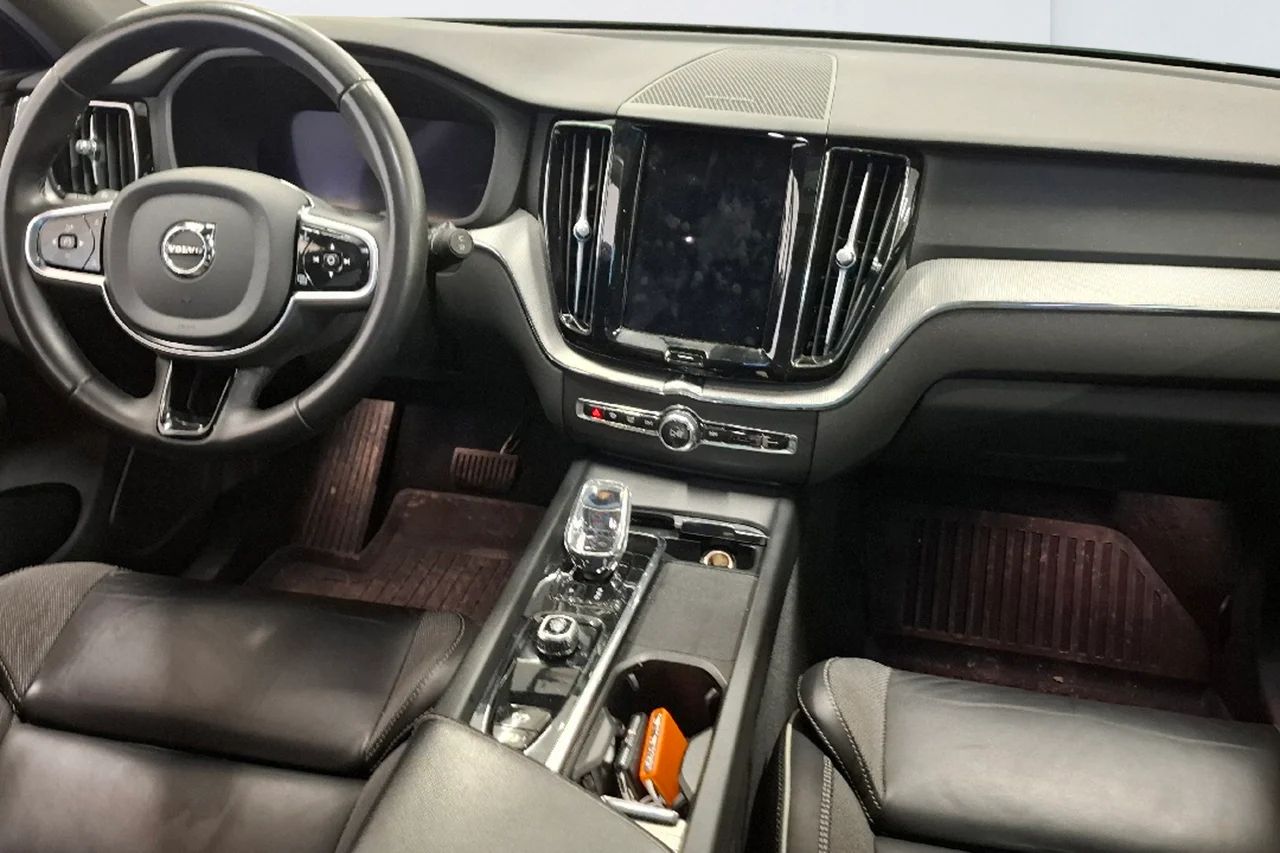 Volvo XC60 Recharge T6 AWD Plus Dark Edition 350hk Pilot BLIS Kamera MOMS – bild 10 av 11