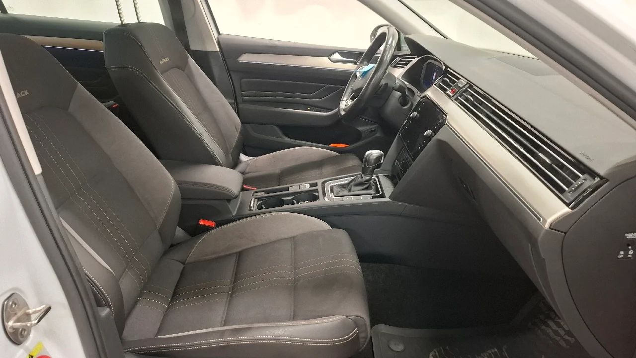 Volkswagen Passat Alltrack 2.0 TDI 200hk 4M Drag Värmare ACC Matrix MOMS – bild 7 av 14