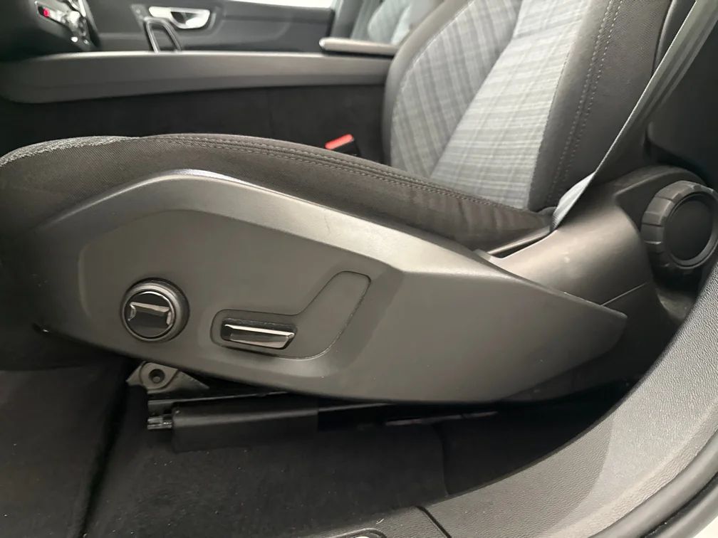 Volvo XC60 Recharge T6 AWD Core Edition 350hk BLIS Google MOMS – bild 8 av 14