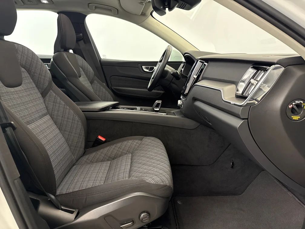 Volvo XC60 Recharge T6 AWD Core Edition 350hk BLIS Google MOMS – bild 7 av 14