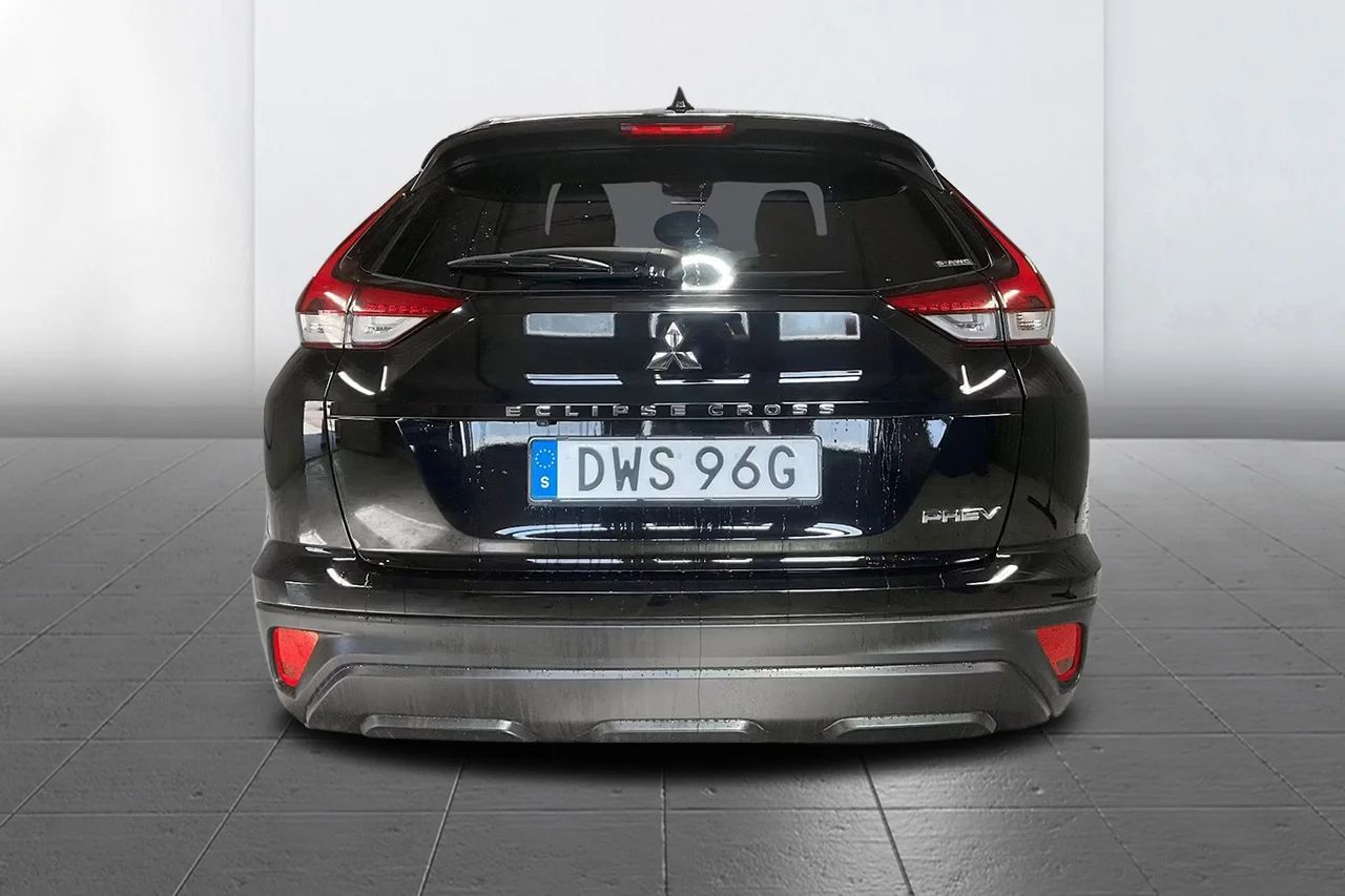Mitsubishi Eclipse Cross PHEV 4WD Kamera CarPlay Filassist Keyless MOMS 188hk – bild 5 av 12