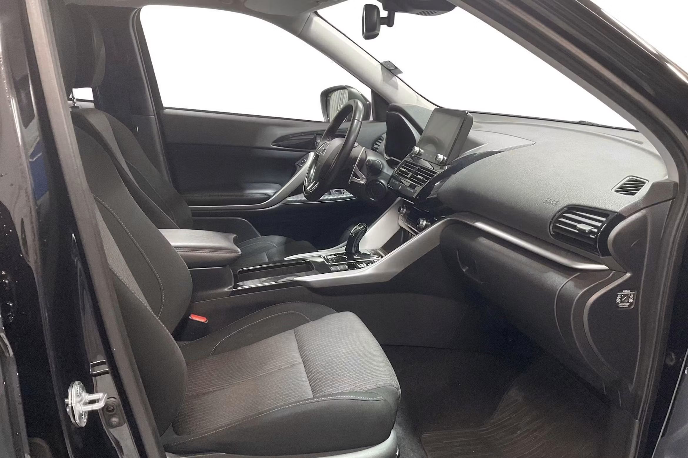 Mitsubishi Eclipse Cross PHEV 4WD Kamera CarPlay Filassist Keyless MOMS 188hk – bild 7 av 12