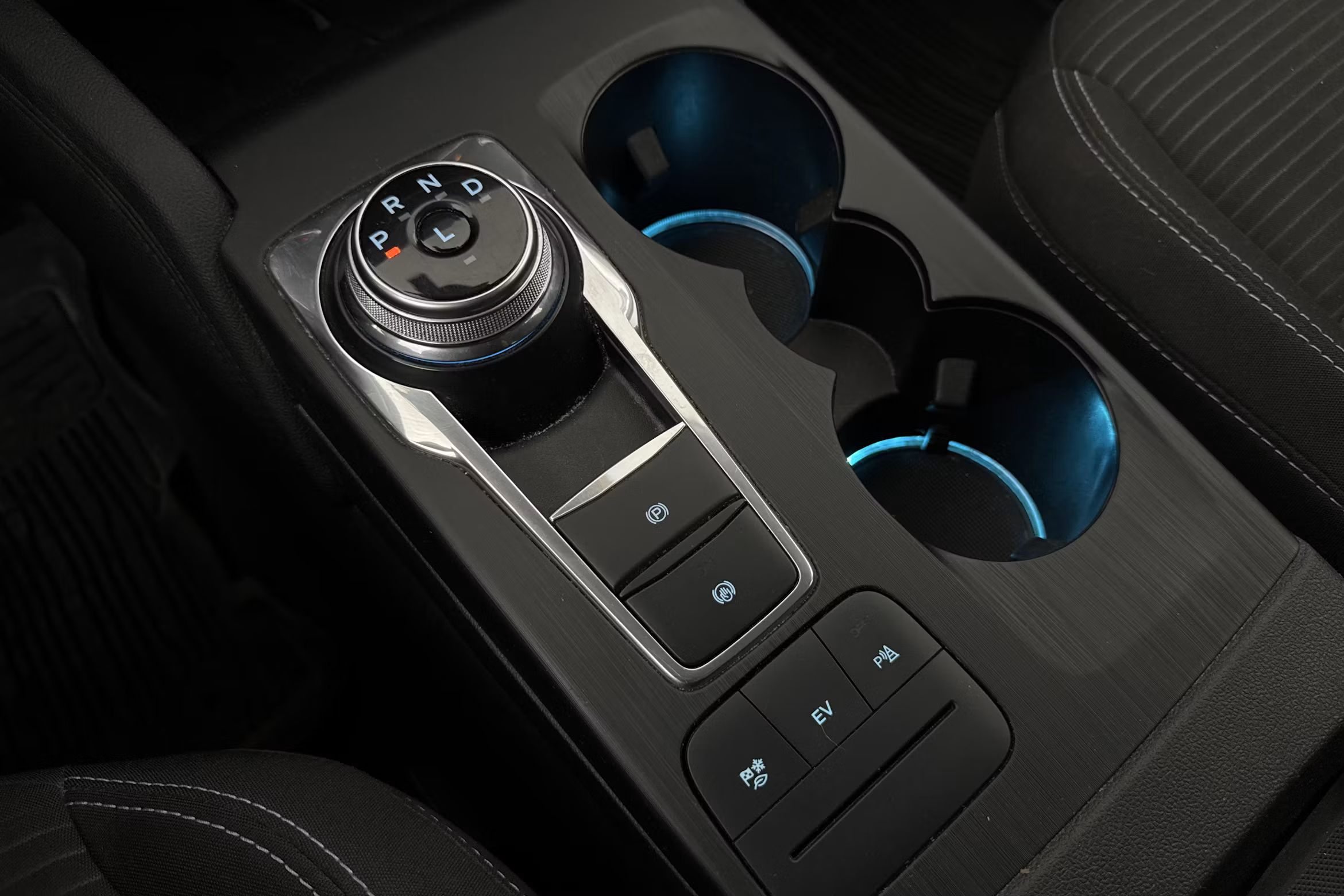 Ford Kuga Plug-In Titanium Navi Kamera Keyless Rattvärme 225hk – bild 13 av 15