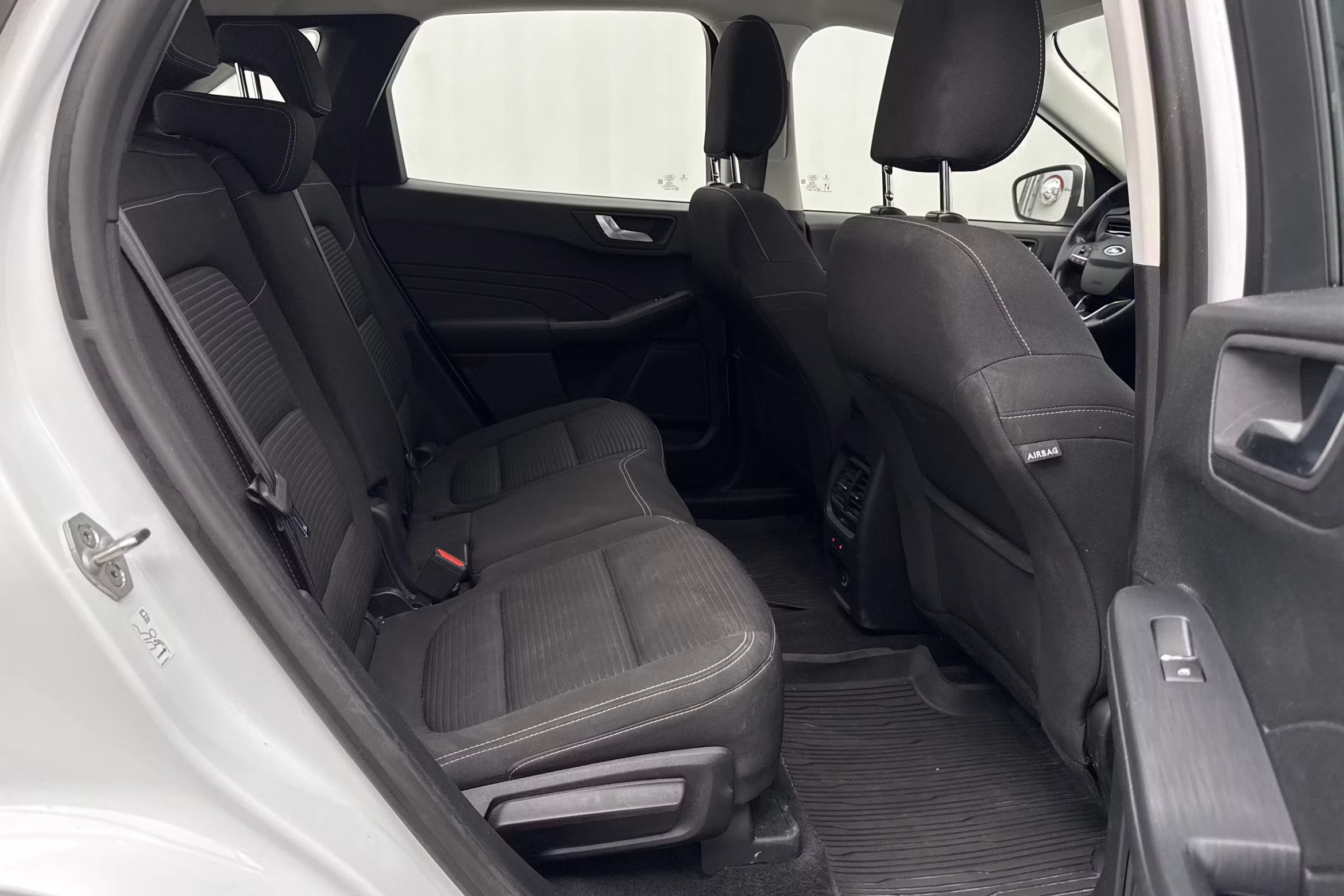 Ford Kuga Plug-In Titanium Navi Kamera Keyless Rattvärme 225hk – bild 8 av 15