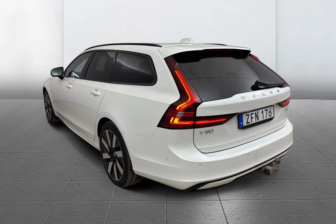Volvo V90 T6 AWD Ultra Dark Drag Pano HUD 360° Skinn H/K 350hk – bild 6 av 15
