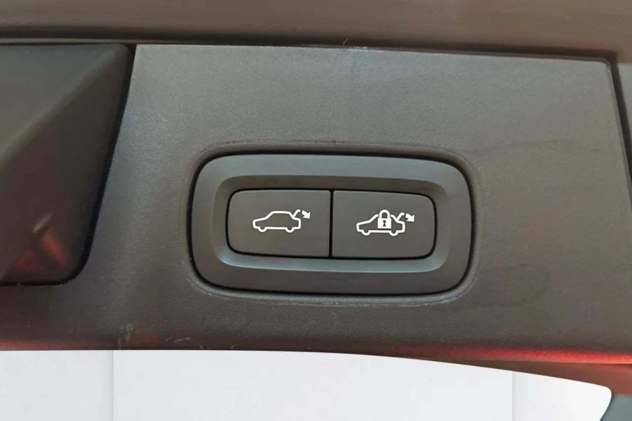 Volvo V90 T6 AWD Ultra Dark Drag Pano HUD 360° Skinn H/K 350hk – bild 15 av 15