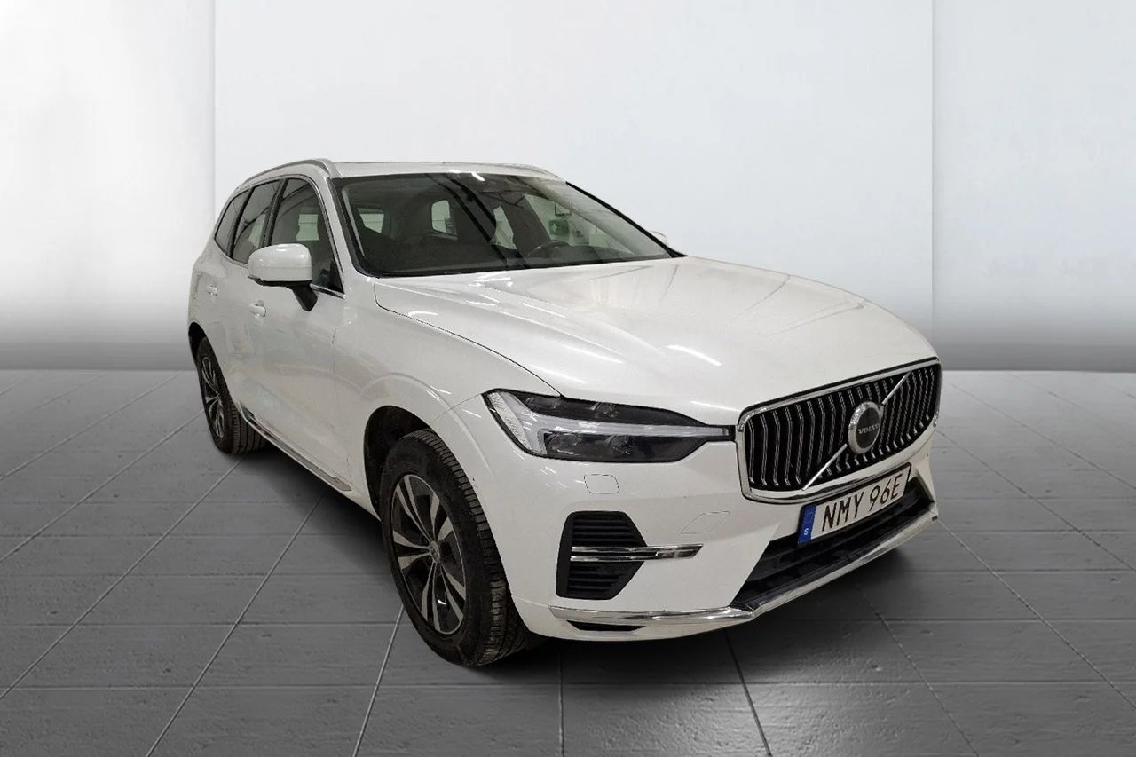 Volvo XC60 Recharge T6 AWD Core Bright Drag Pano Värmare Kamera 350hk – bild 3 av 9