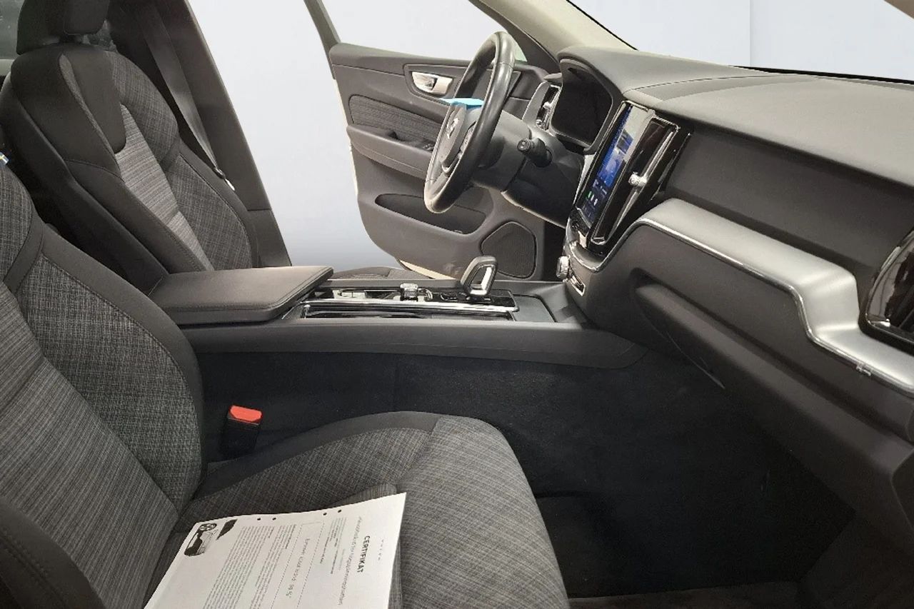 Volvo XC60 Recharge T6 AWD Core Bright Drag Pano Värmare Kamera 350hk – bild 6 av 9