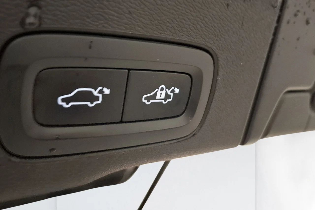Volvo XC60 Recharge T6 AWD Core Bright Drag Pano Värmare Kamera 350hk – bild 9 av 9