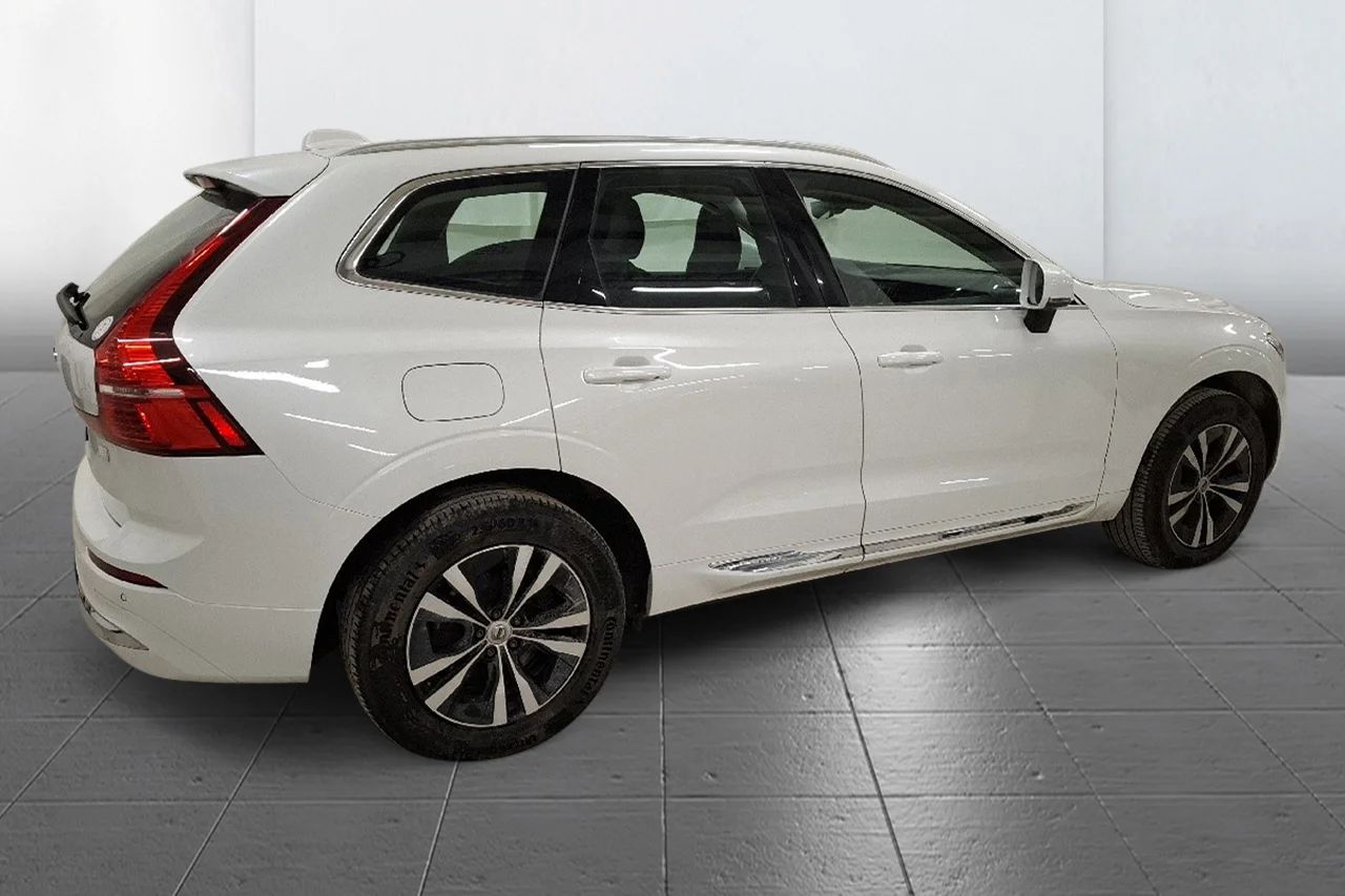 Volvo XC60 Recharge T6 AWD Core Bright Drag Pano Värmare Kamera 350hk – bild 4 av 9