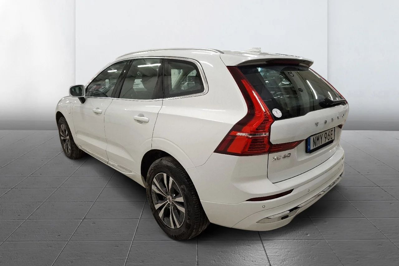 Volvo XC60 Recharge T6 AWD Core Bright Drag Pano Värmare Kamera 350hk – bild 5 av 9