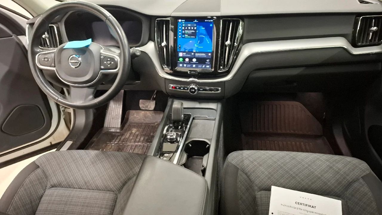 Volvo XC60 Recharge T6 AWD Core Bright Drag Pano Värmare Kamera 350hk – bild 7 av 9