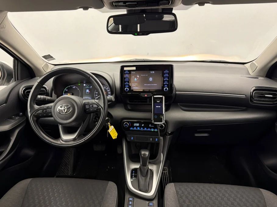 Toyota Yaris Hybrid Kamera Rattvärme AdaptivFH MOMS 116hk – bild 8 av 9