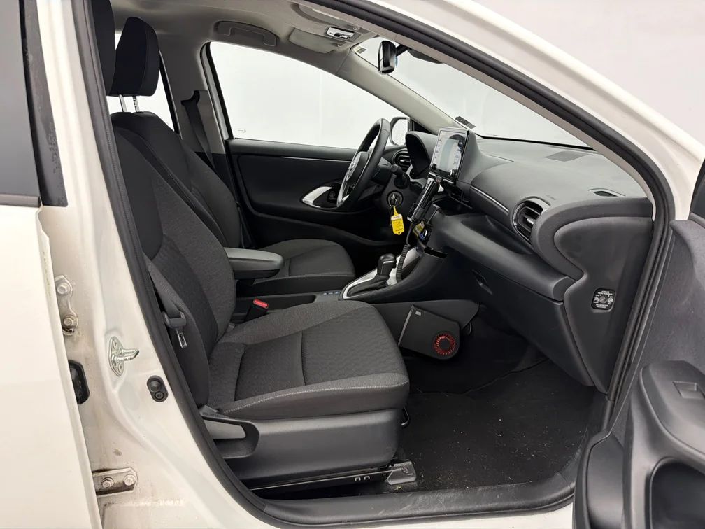 Toyota Yaris Hybrid Kamera Rattvärme AdaptivFH MOMS 116hk – bild 6 av 9