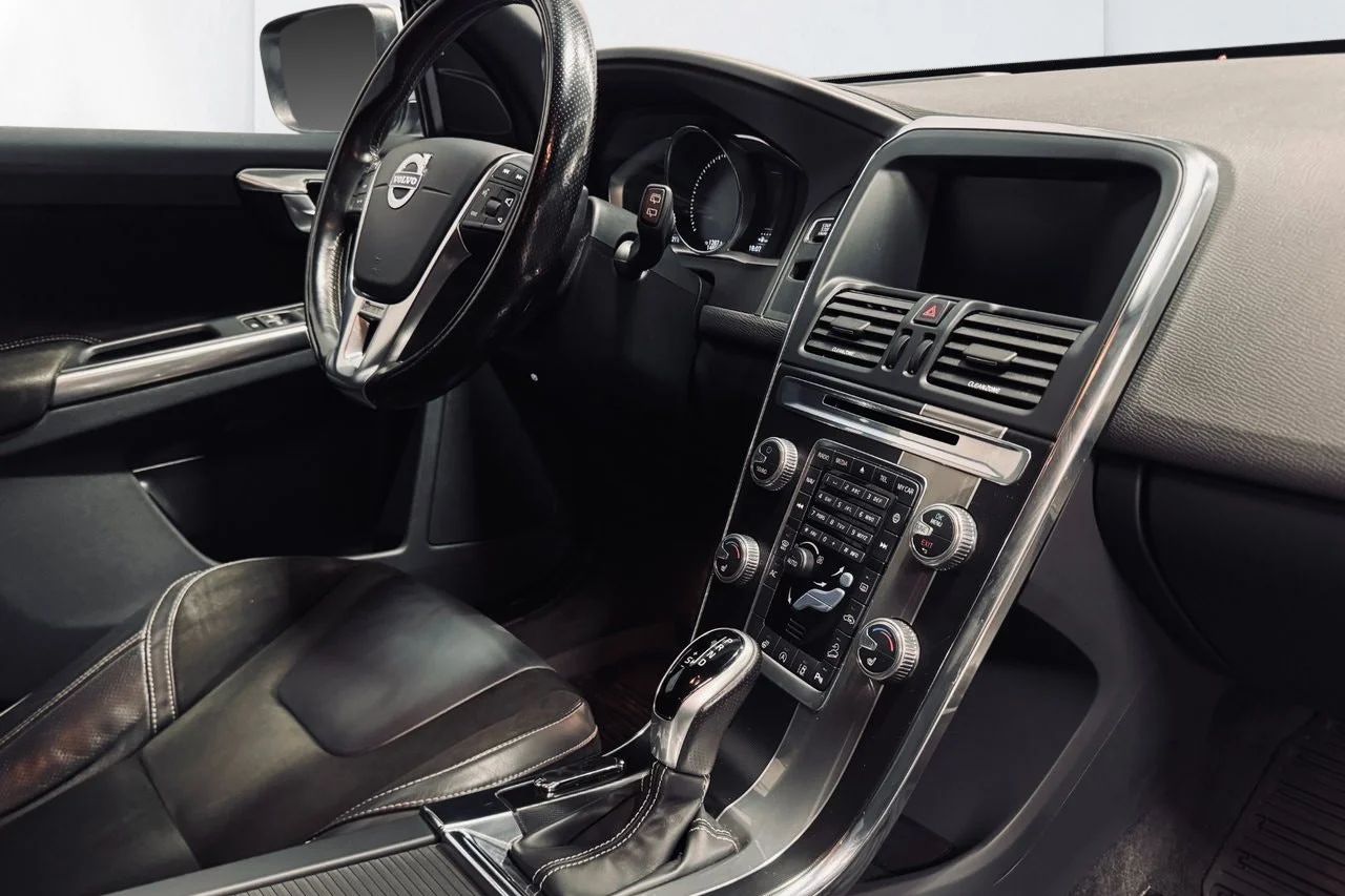 Volvo XC60 D4 AWD R-Design Delläder Värmare BLIS Rattvärme 190hk – bild 5 av 6