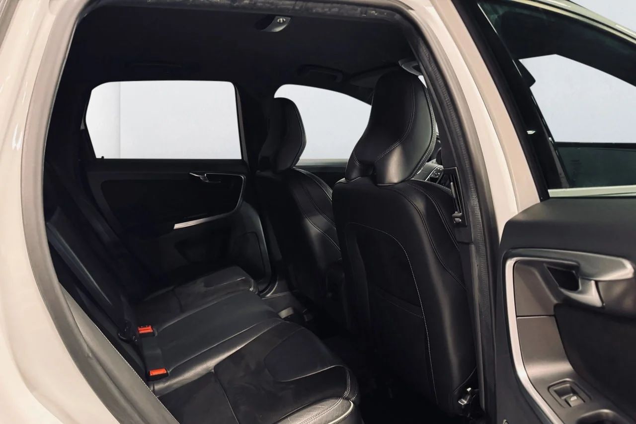 Volvo XC60 D4 AWD R-Design Delläder Värmare BLIS Rattvärme 190hk – bild 6 av 6