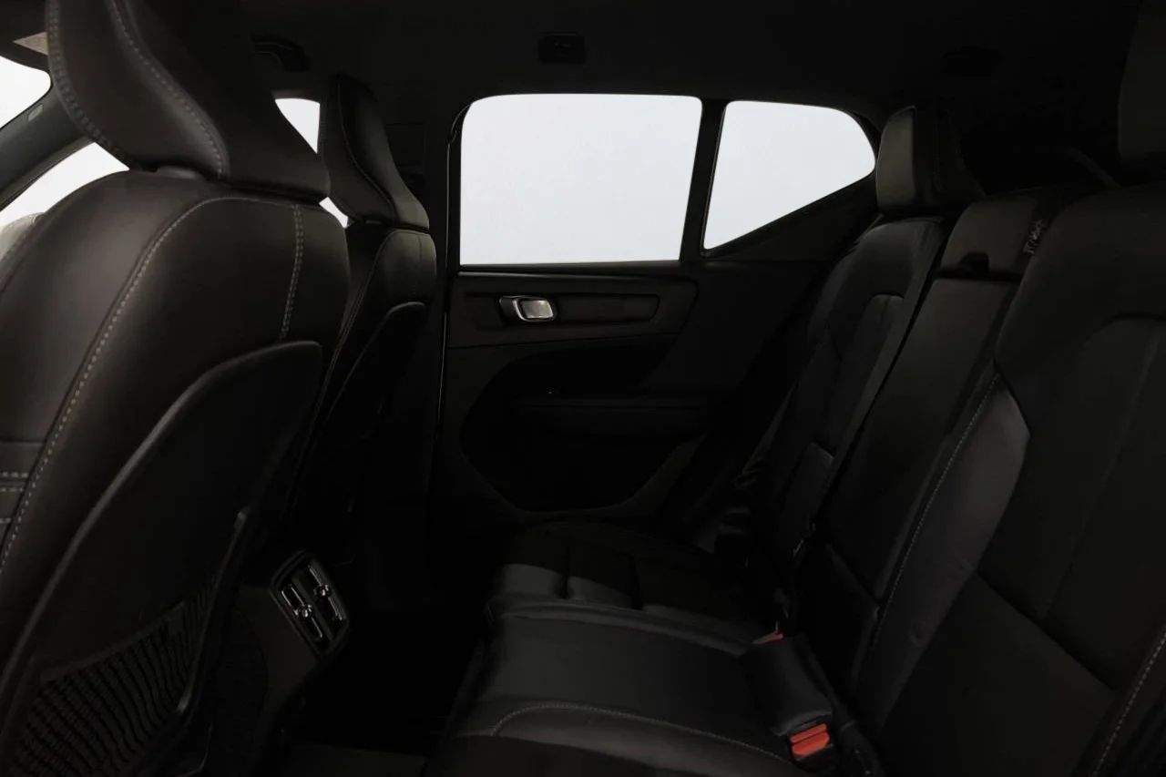 Volvo XC40 T4 Momentum Pro Skinn Stolminne Värmare 360° Navi P-Klima – bild 13 av 22