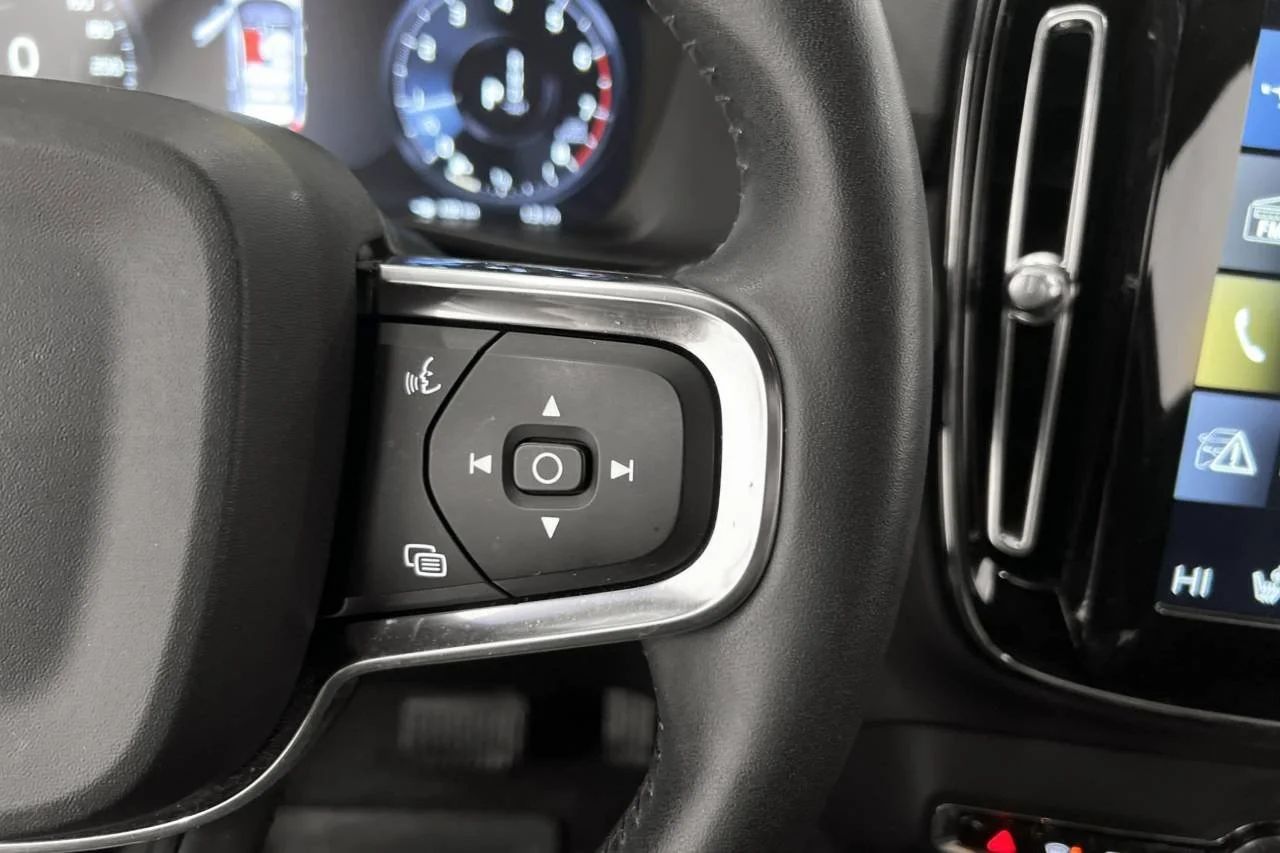 Volvo XC40 T4 Momentum Pro Skinn Stolminne Värmare 360° Navi P-Klima – bild 15 av 22