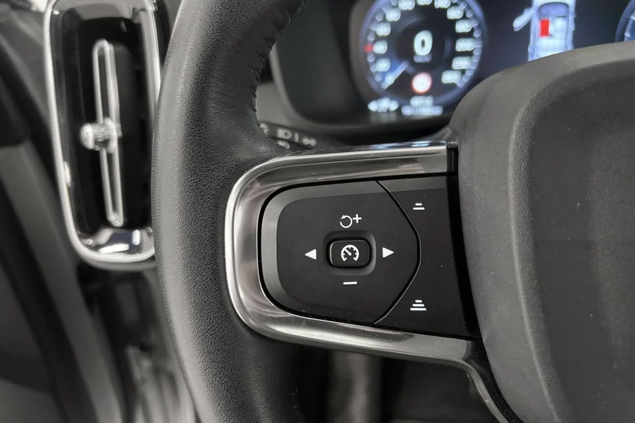 Volvo XC40 T4 Momentum Pro Skinn Stolminne Värmare 360° Navi P-Klima – bild 14 av 22