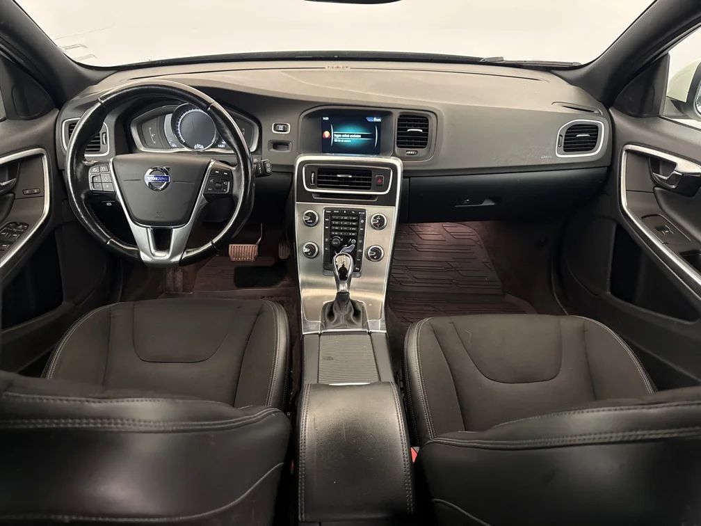 Volvo V60 T3 Momentum Drag Värmare Rattvärme VOC MOMS 152hk – bild 8 av 9