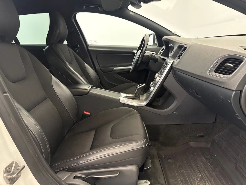 Volvo V60 T3 Momentum Drag Värmare Rattvärme VOC MOMS 152hk – bild 6 av 9