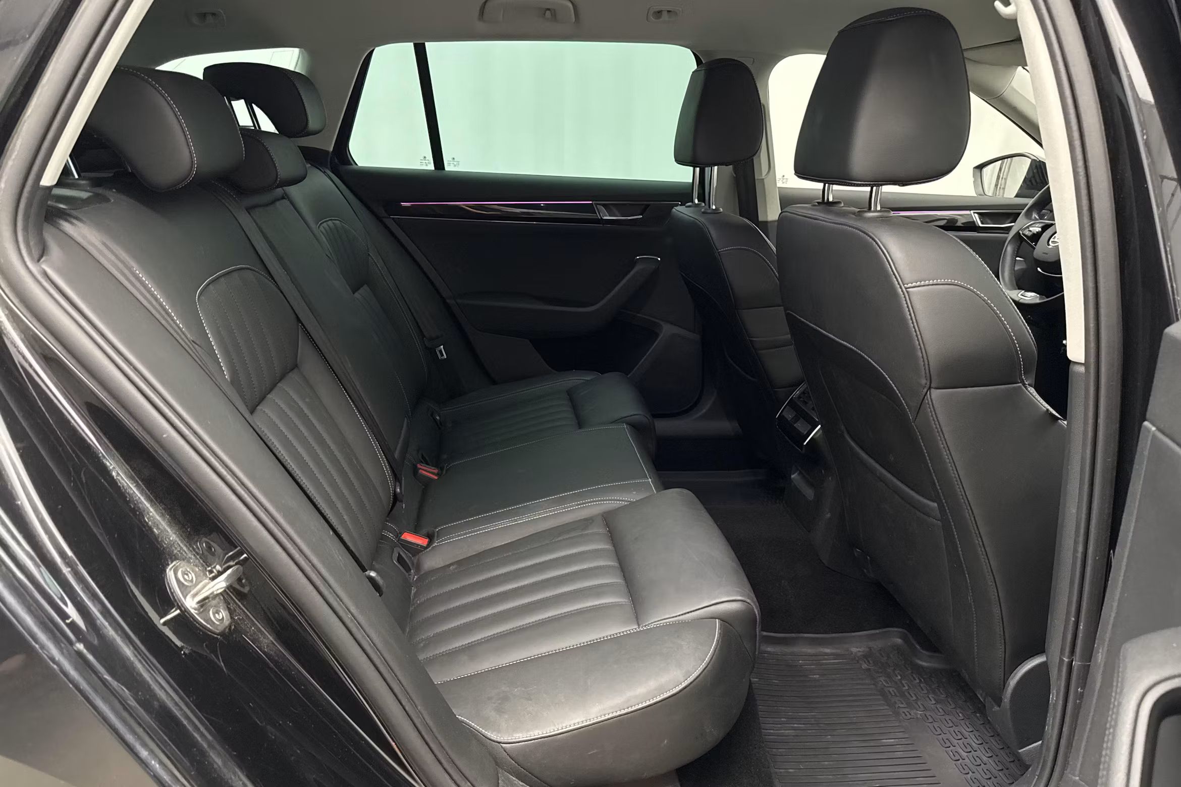 Škoda Superb iV Combi L&K Drag Värmare Skinn Canton MOMS 218hk – bild 9 av 14