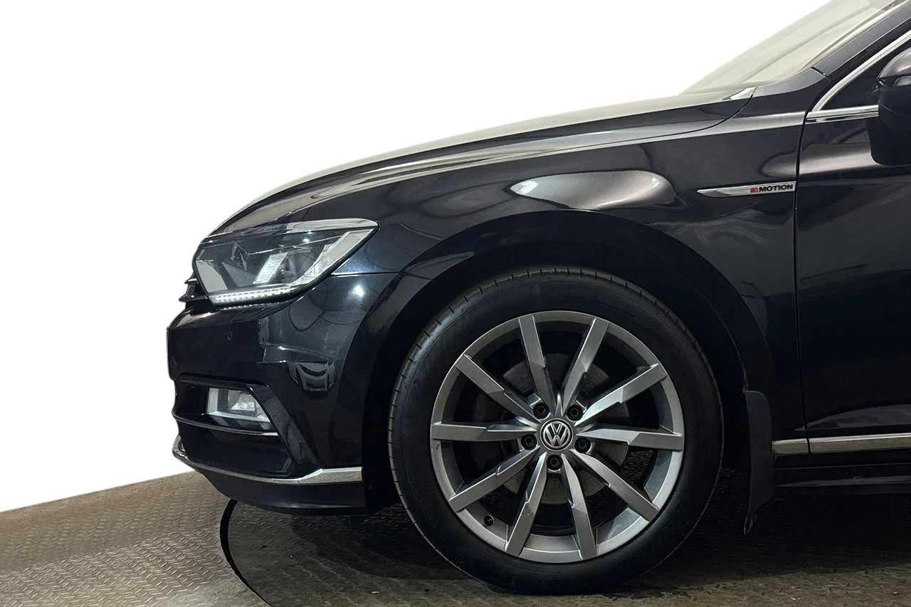 Volkswagen Passat 2.0 TDI Sedan 4Motion GT R-Line Executive Drag Läder Värmare 190hk – bild 10 av 37