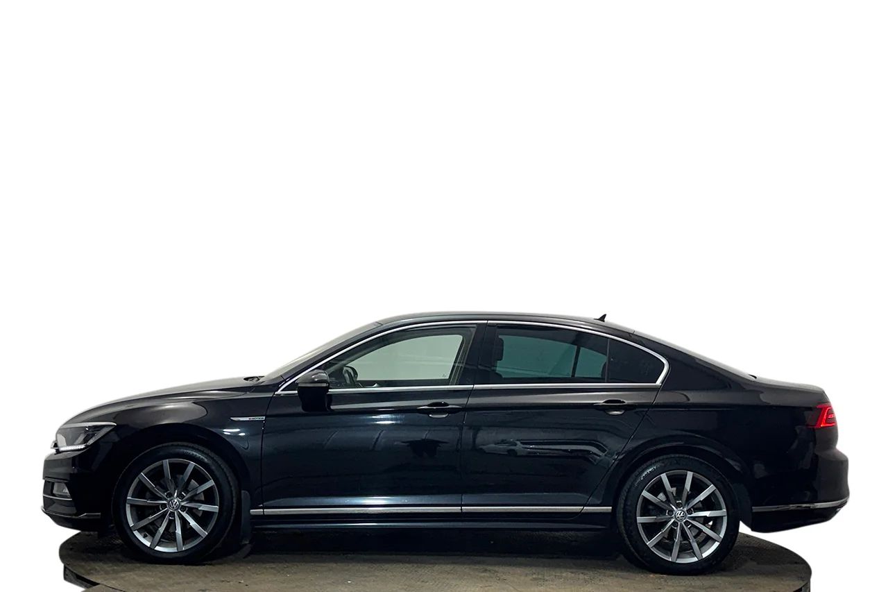 Volkswagen Passat 2.0 TDI Sedan 4Motion GT R-Line Executive Drag Läder Värmare 190hk – bild 9 av 37