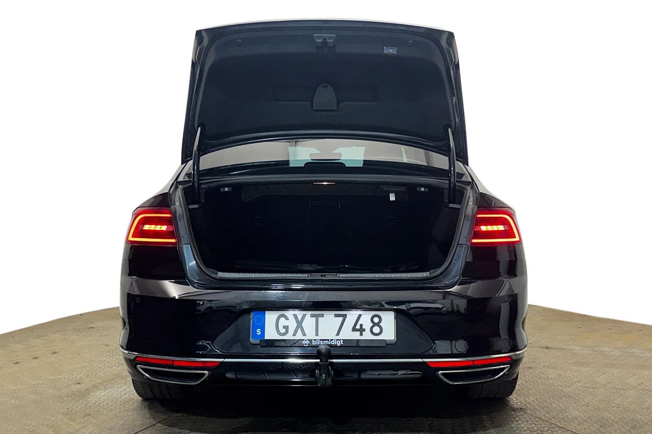 Volkswagen Passat 2.0 TDI Sedan 4Motion GT R-Line Executive Drag Läder Värmare 190hk – bild 7 av 37