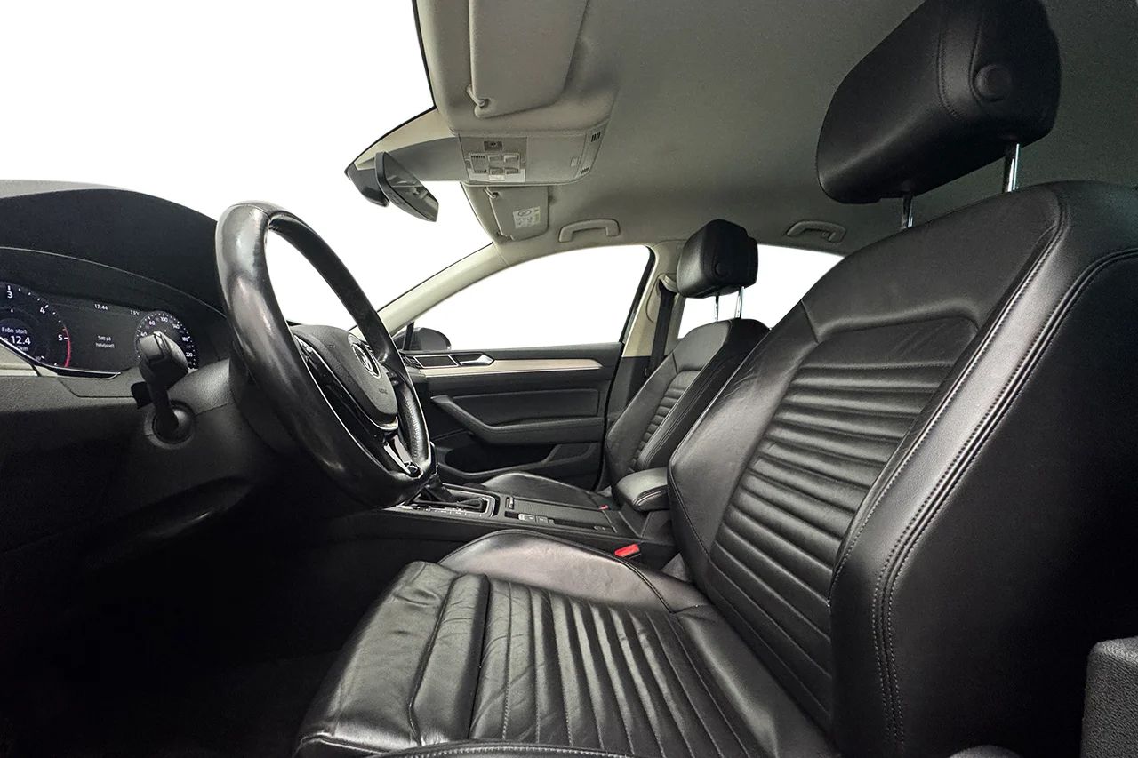 Volkswagen Passat 2.0 TDI Sedan 4Motion GT R-Line Executive Drag Läder Värmare 190hk – bild 11 av 37