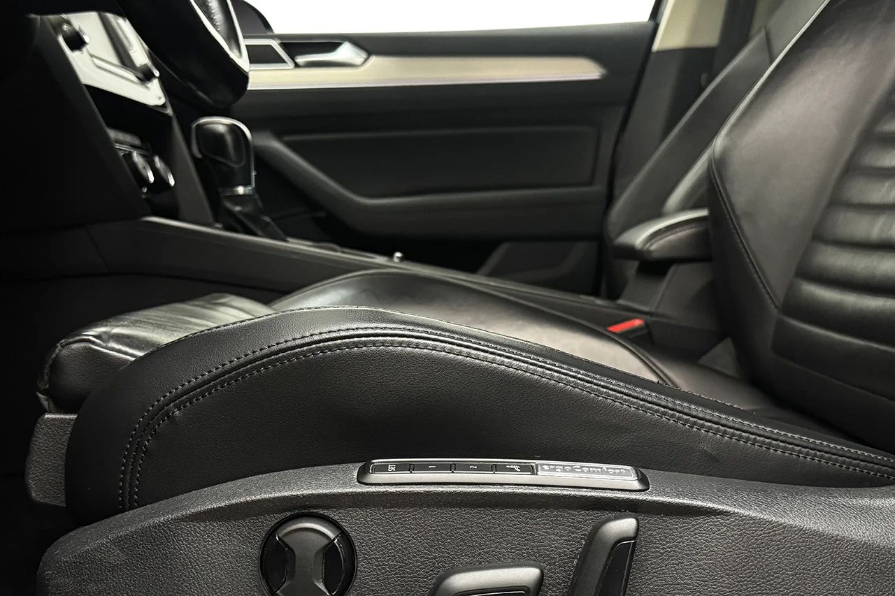Volkswagen Passat 2.0 TDI Sedan 4Motion GT R-Line Executive Drag Läder Värmare 190hk – bild 13 av 37