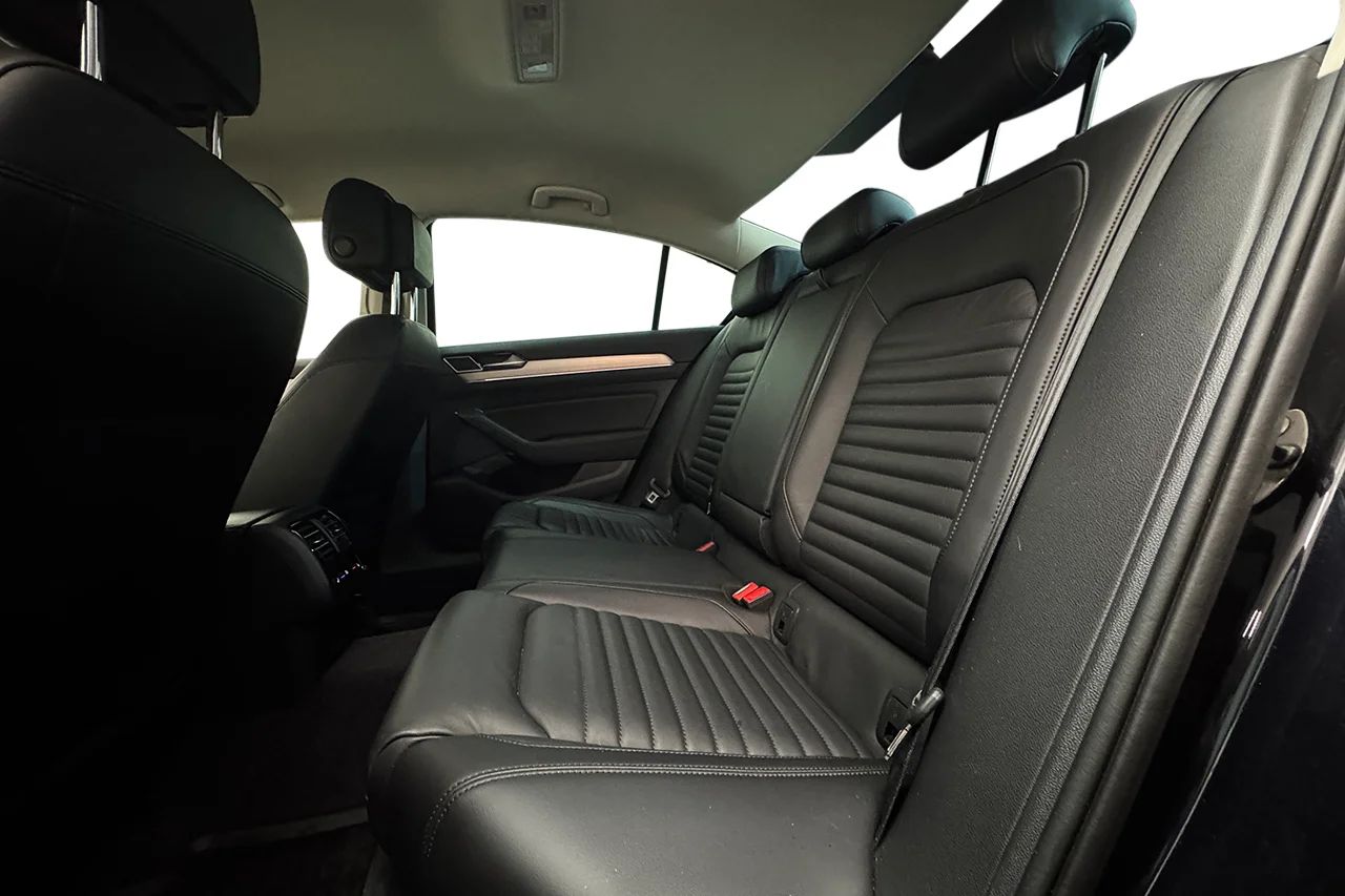 Volkswagen Passat 2.0 TDI Sedan 4Motion GT R-Line Executive Drag Läder Värmare 190hk – bild 15 av 37