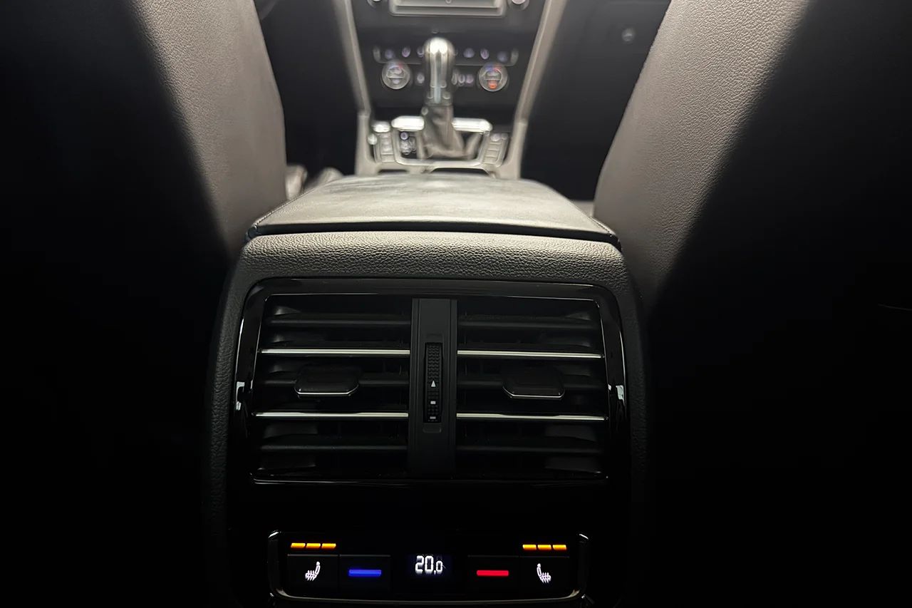 Volkswagen Passat 2.0 TDI Sedan 4Motion GT R-Line Executive Drag Läder Värmare 190hk – bild 16 av 37