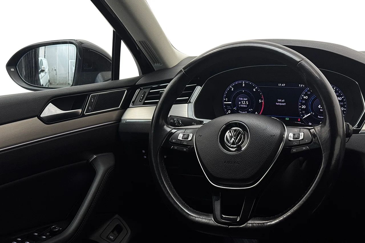 Volkswagen Passat 2.0 TDI Sedan 4Motion GT R-Line Executive Drag Läder Värmare 190hk – bild 18 av 37