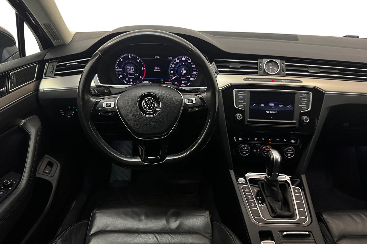 Volkswagen Passat 2.0 TDI Sedan 4Motion GT R-Line Executive Drag Läder Värmare 190hk – bild 19 av 37