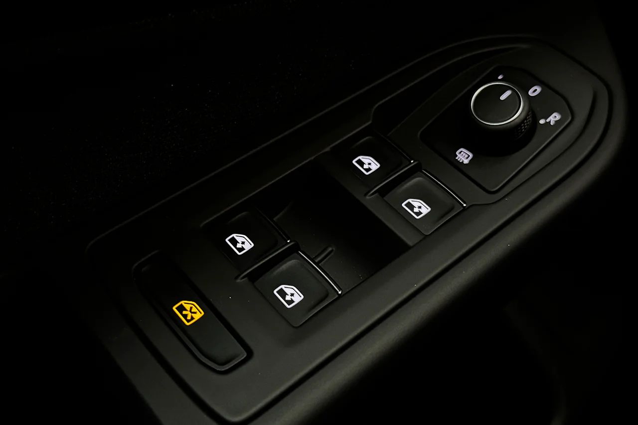 Volkswagen Golf Sportscombi 1.5 eTSI Automat Massage Nav Kamera Cockpit Keyless MOMS – bild 33 av 34