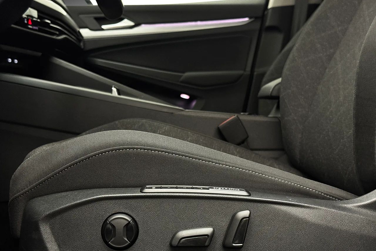 Volkswagen Golf Sportscombi 1.5 eTSI Automat Massage Nav Kamera Cockpit Keyless MOMS – bild 13 av 34