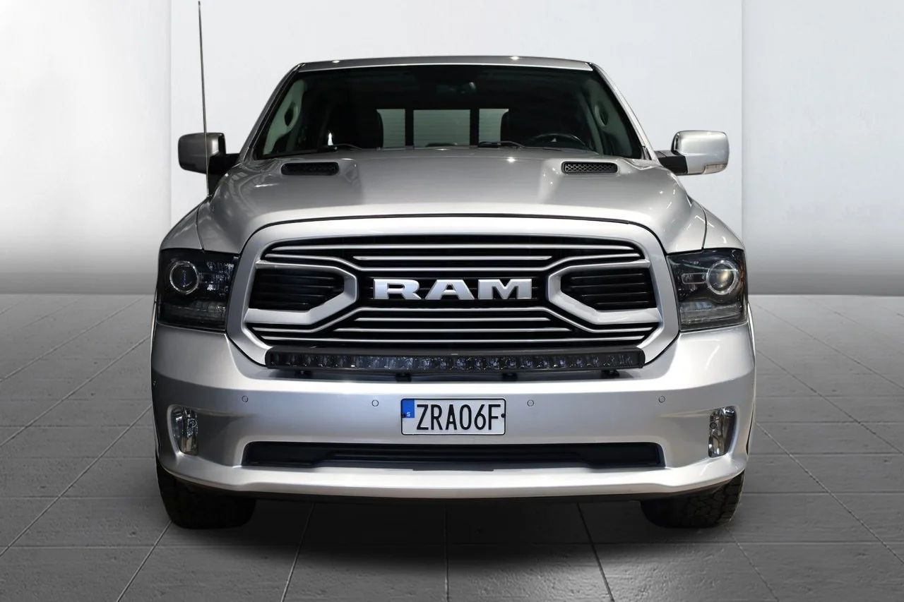 Dodge RAM 1500 Sport 5.7 V8 HEMI 4x4 Drag Pano Kåpa Skinn 395hk – bild 3 av 12