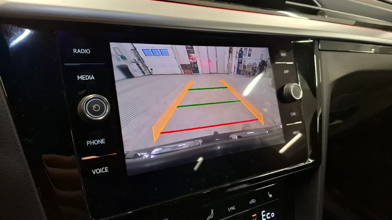 Volkswagen Arteon eHybrid R-Line Drag Värmare DCC Massage MOMS 218hk – bild 11 av 11