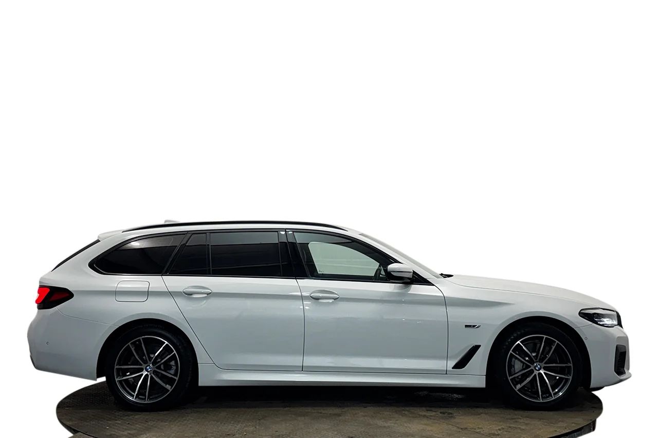 BMW 530e Touring M Sport Drag Cockpit Nav Kamera Läder MOMS 292hk – bild 4 av 42
