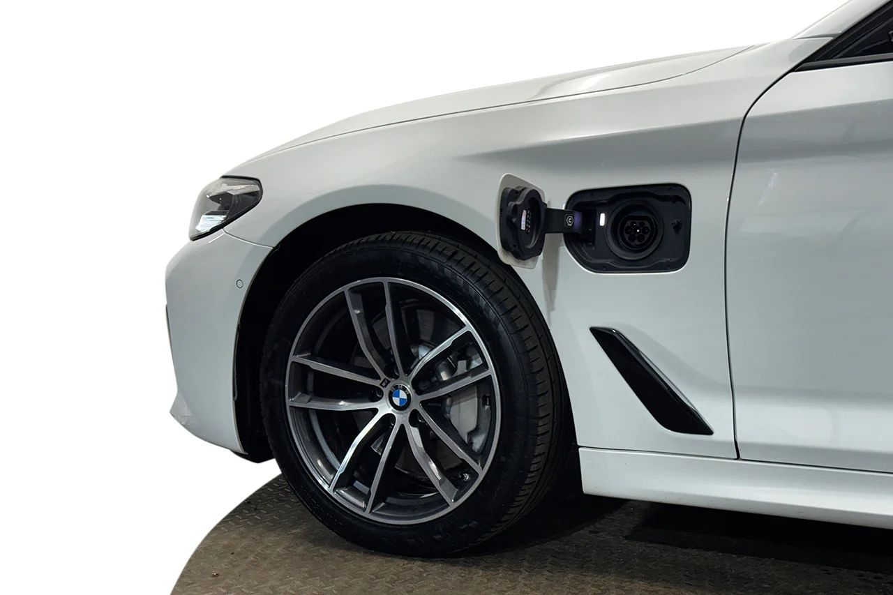 BMW 530e Touring M Sport Drag Cockpit Nav Kamera Läder MOMS 292hk – bild 40 av 42