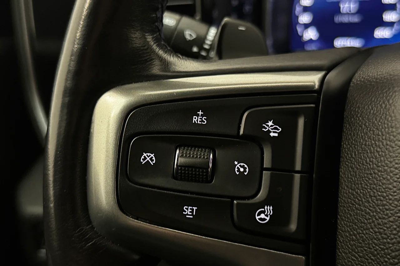 Chevrolet Silverado 1500 Crew 5.3 V8 Drag 360° Cockpit BOSE Läder LED MOMS 360hk – bild 16 av 28