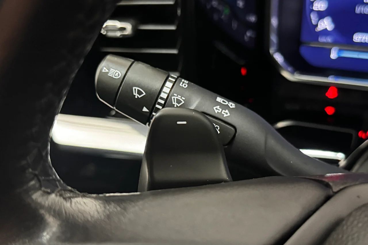 Chevrolet Silverado 1500 Crew 5.3 V8 Drag 360° Cockpit BOSE Läder LED MOMS 360hk – bild 18 av 28