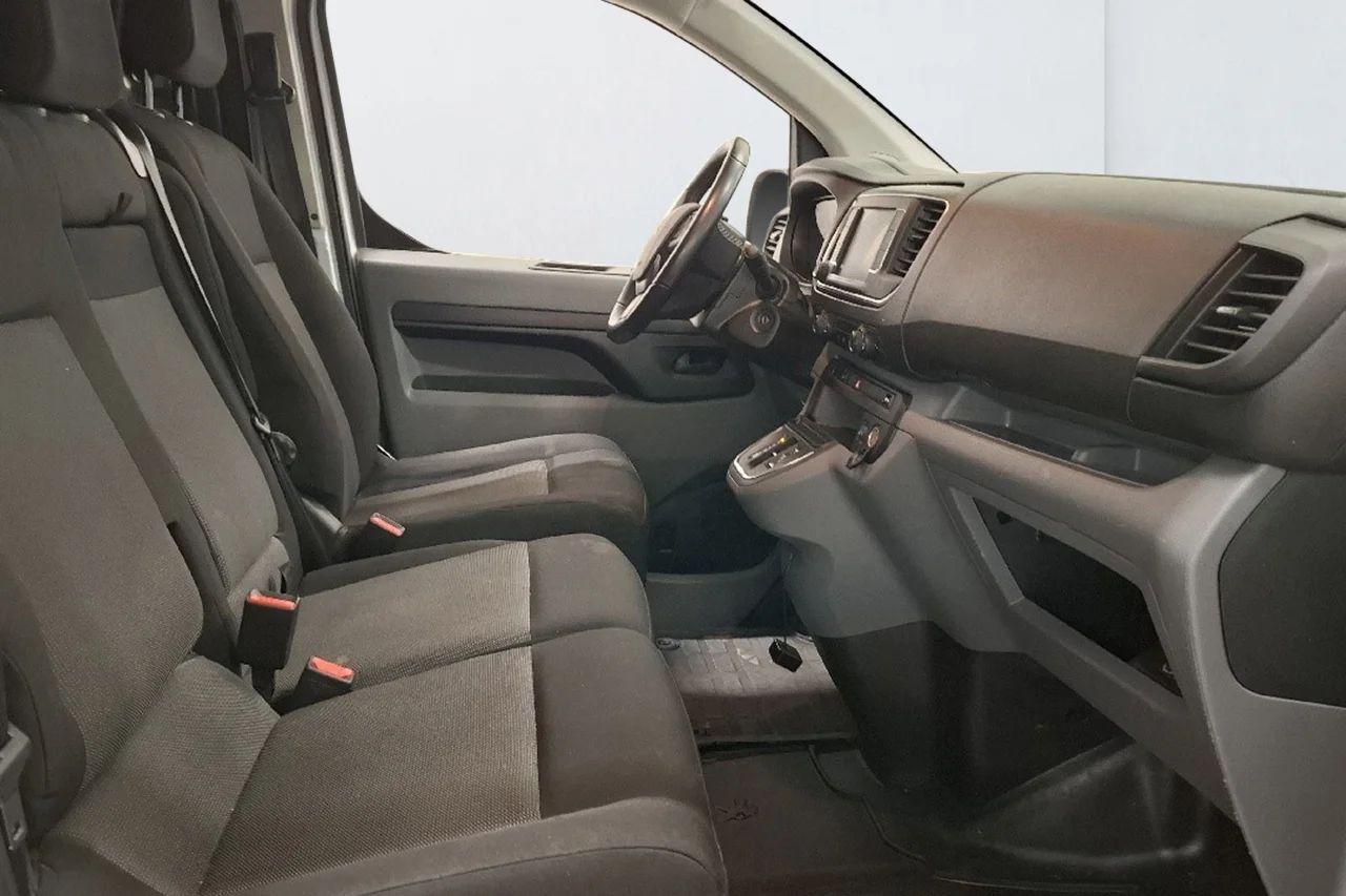 Peugeot e-Expert L2 75 kWh Drag Inredd Kamera 3-sits MOMS 136hk – bild 9 av 11
