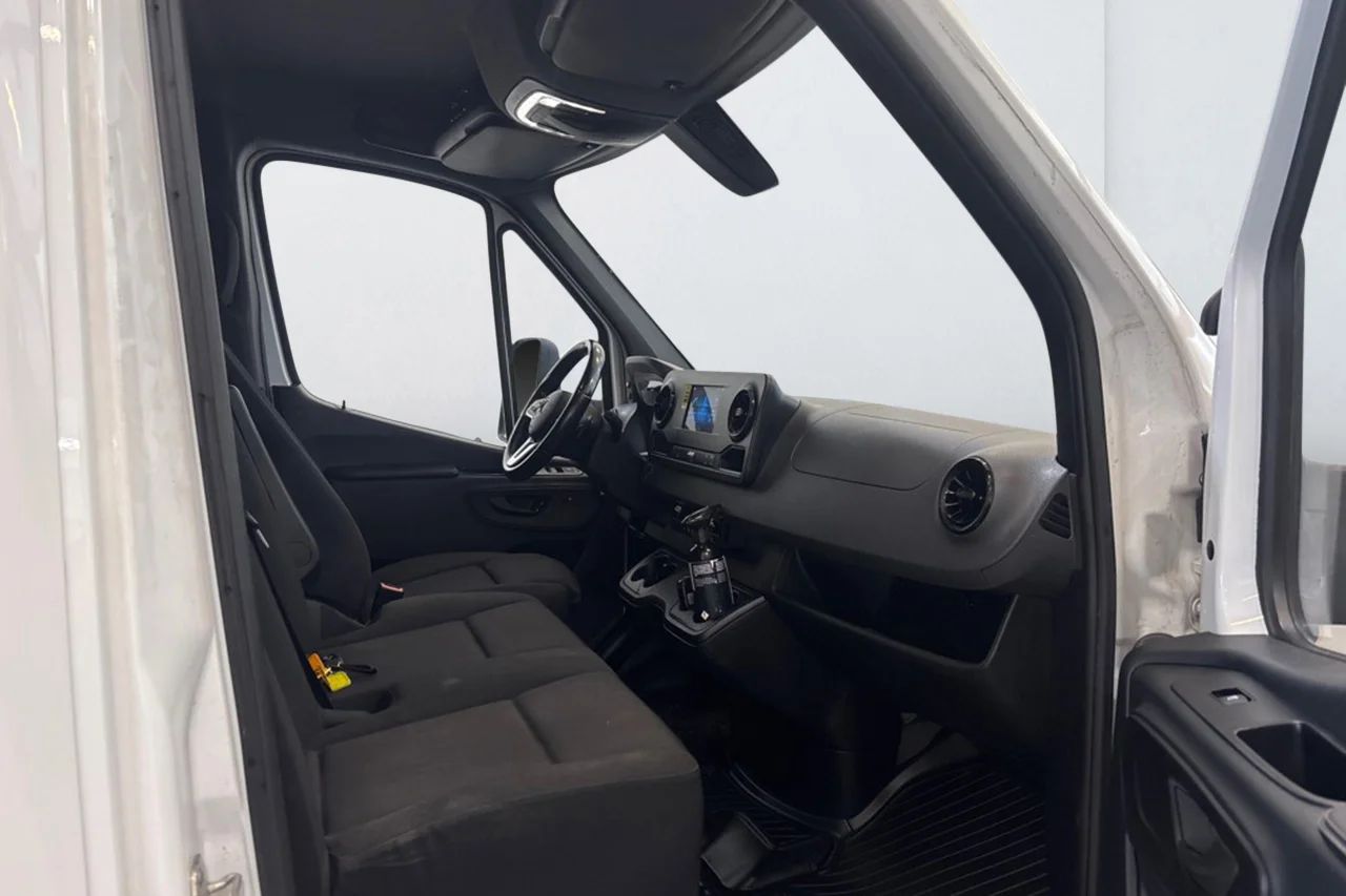 Mercedes-Benz Sprinter 317 CDI Volymskåp BG-Lyft 3-sits Kamera MOMS – bild 9 av 11