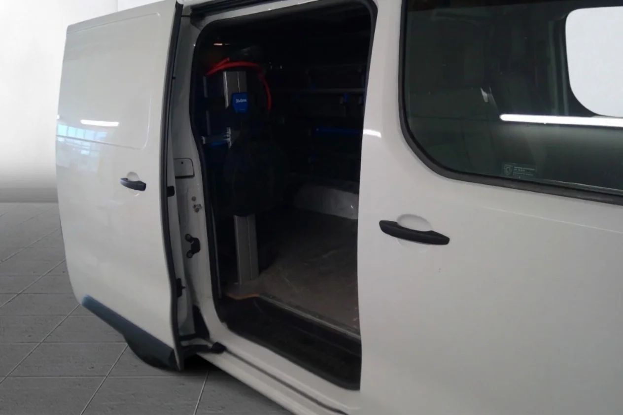 Peugeot e-Expert L2 75 kWh Drag Inredd 360° 3-sits MOMS 136hk – bild 5 av 8