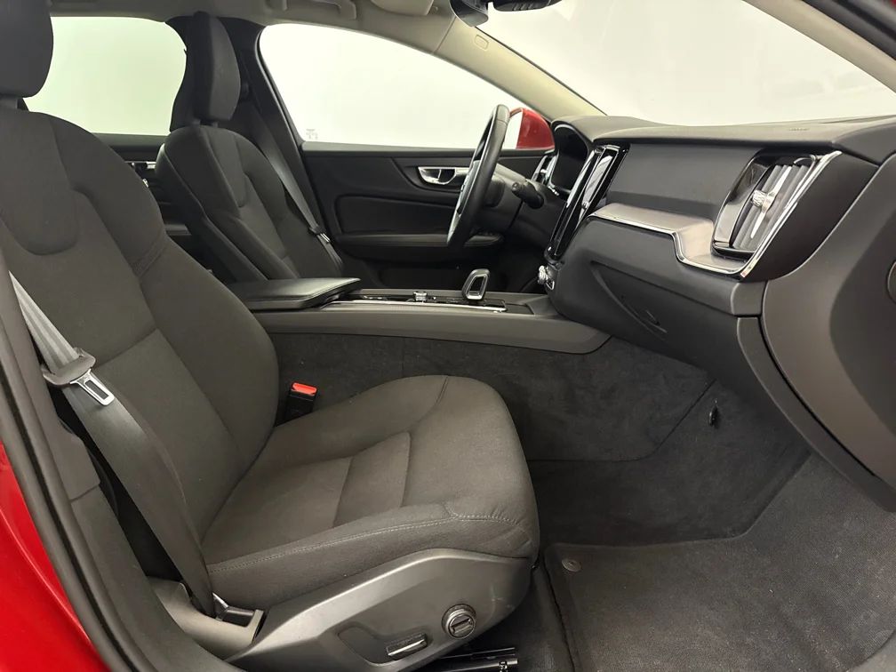 Volvo V60 B4 Momentum Advanced Drag Värmare Navi Kamera MOMS – bild 5 av 11