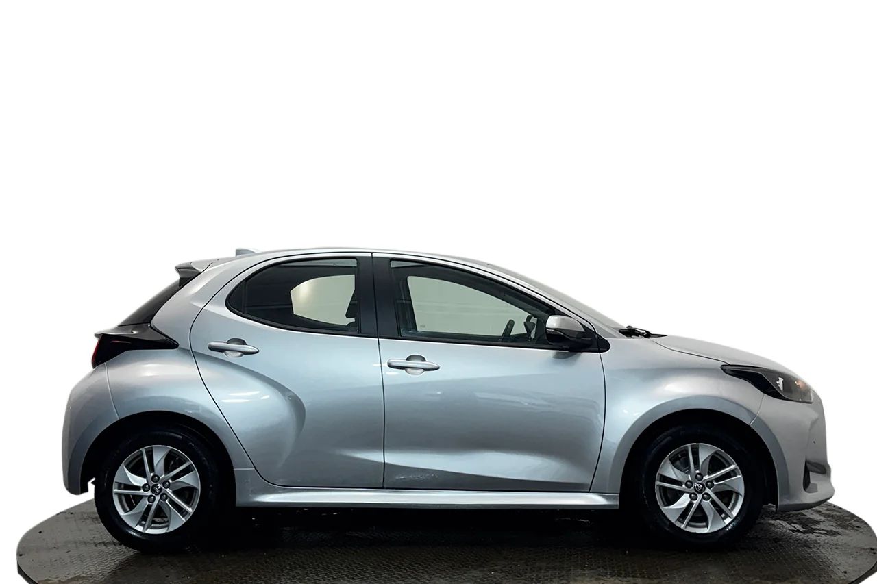 Toyota Yaris Hybrid Kamera PDC AdaptivFH Skyltigenkänning MOMS 116hk – bild 4 av 26